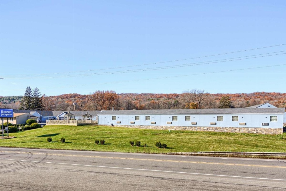 Rodeway Inn & Suites Image 13