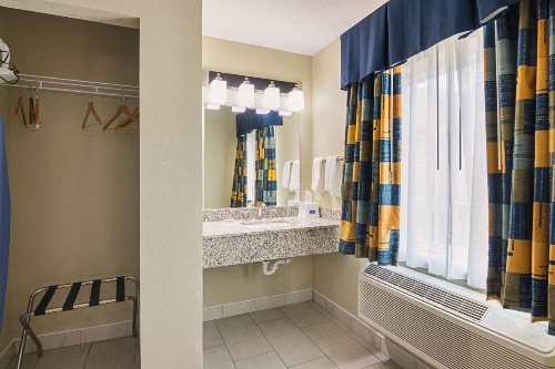 Rodeway Inn & Suites image 17