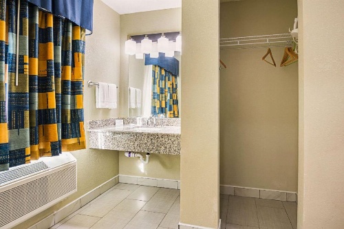 Rodeway Inn & Suites image 9